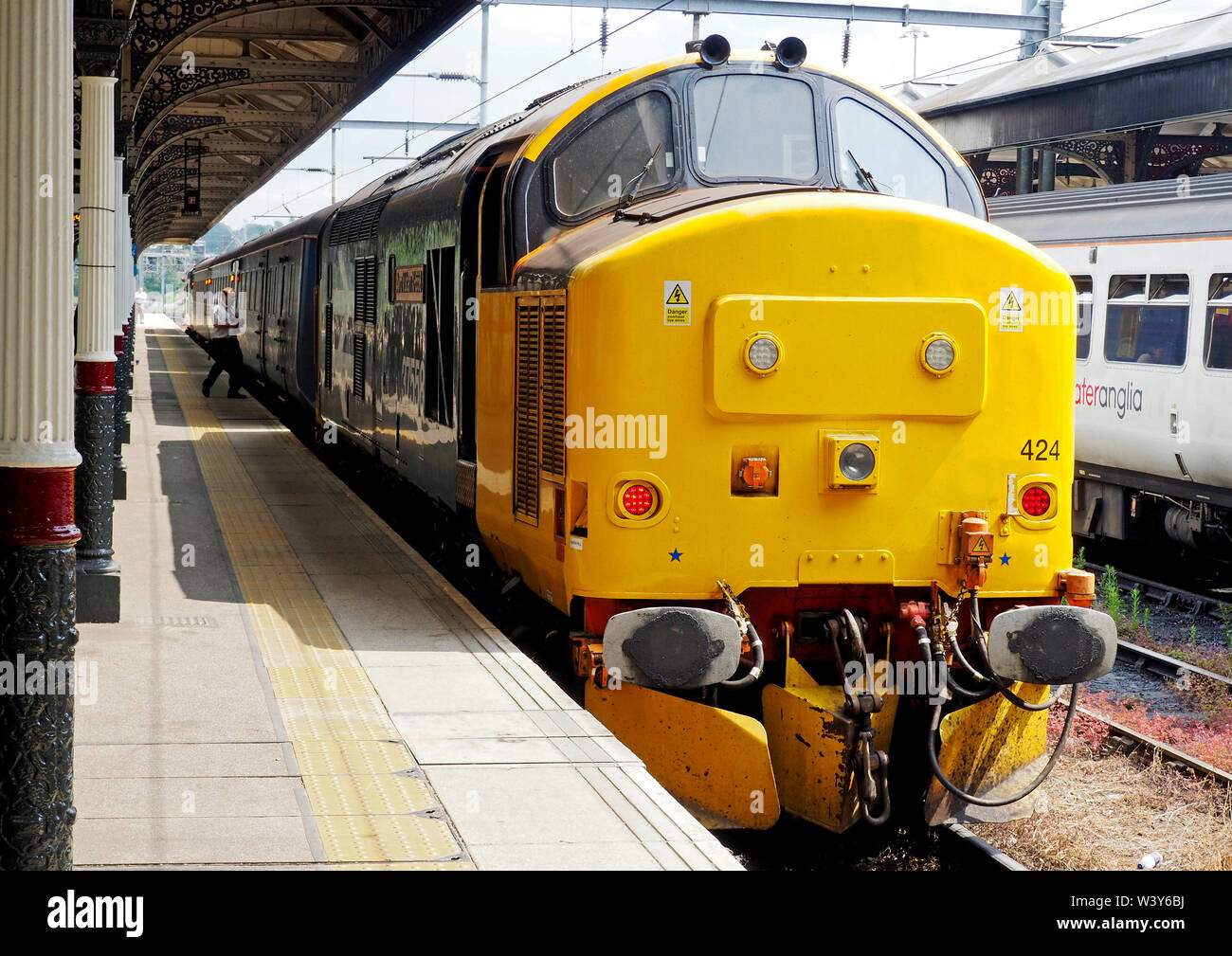 Une locomotive diesel de la classe 37 datant de 1960 se situe à la gare de Norwich dans un train pour Yarmouth en juillet 2019. Maintenant remplacé par la classe 755 trains. Banque D'Images