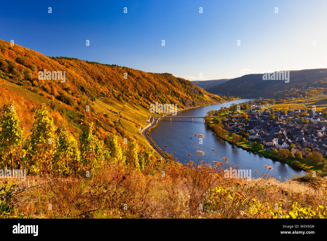 Paysage d'automne de la vallée de la Moselle en Allemagne d'une belle journée d'automne avec un soleil éclatant et un ciel bleu, l'Allemagne, de l'Europe Banque D'Images