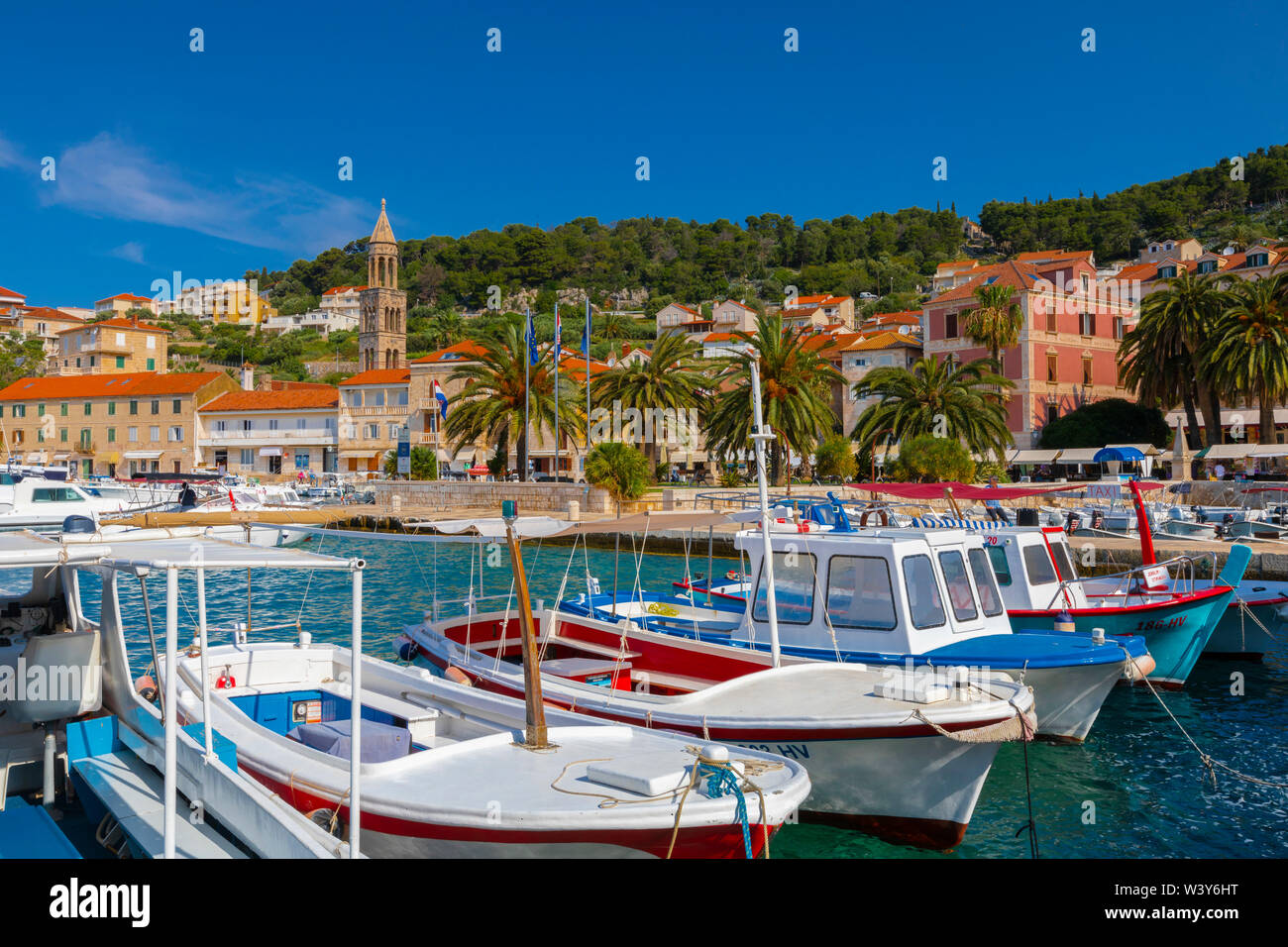 La ville de Hvar et le port, Hvar, Croatie, la côte dalmate, Europe Banque D'Images