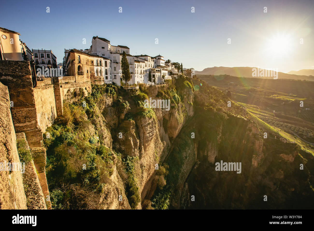 Vue panoramique sur la falaise au-dessus de bâtiments El Tajo Banque D'Images