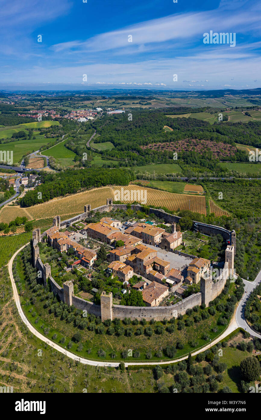 Italie, Toscane, Val d'Elsa, Monteriggioni. Vue aérienne du village historique fortifiée fortifiée circulaire Banque D'Images