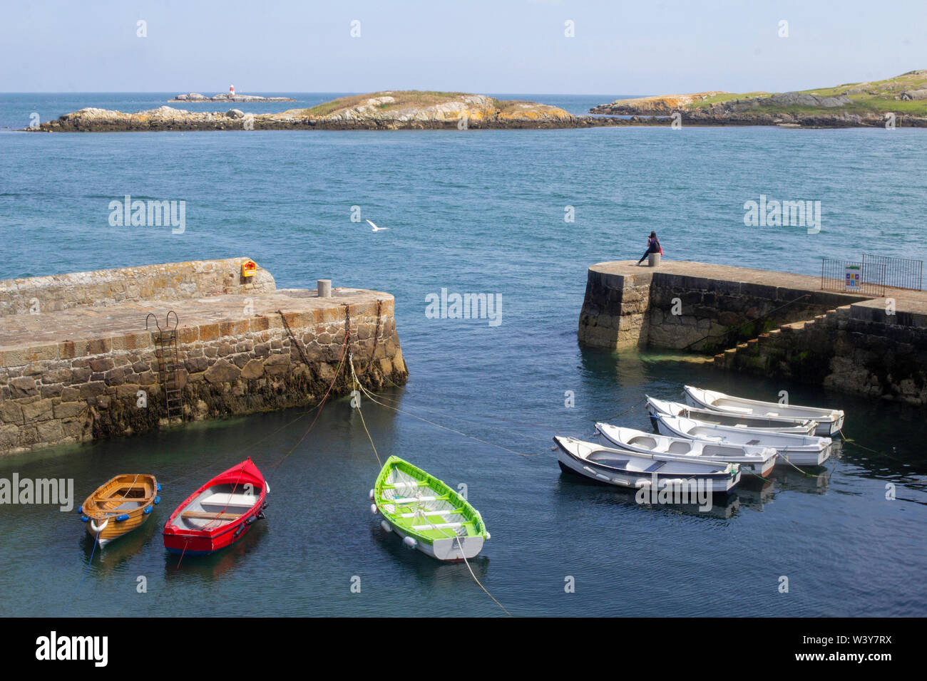 Les petits bateaux amarrés dans Coliemore Harbour à Dalkey, comté de Dublin, Irlande. Au moyen âge c'était le port principal de la ville de Dublin. Banque D'Images