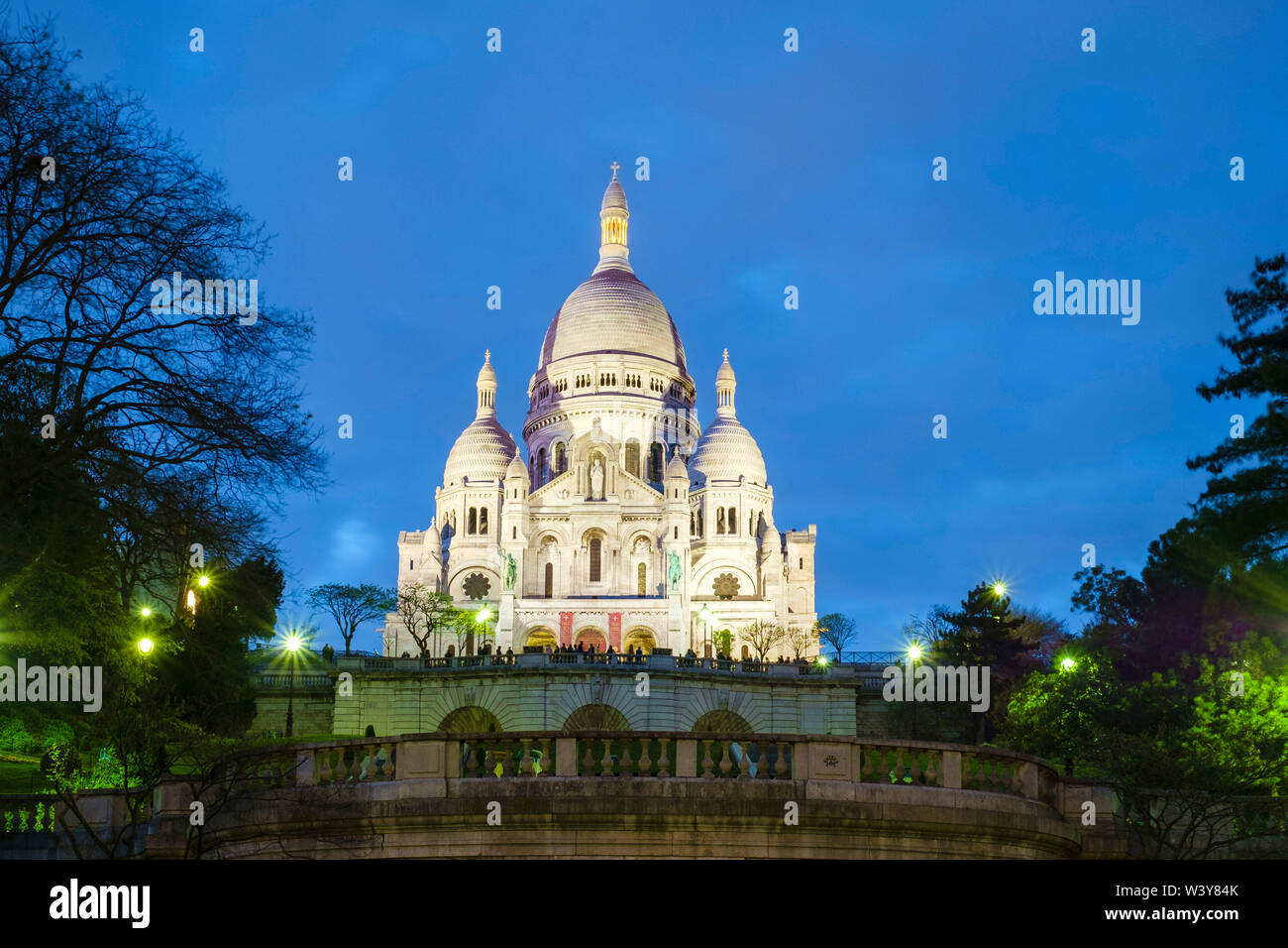 SacrÃ©-Coeur sur la colline de Montmartre la nuit, Paris, Île-de-France, France Banque D'Images