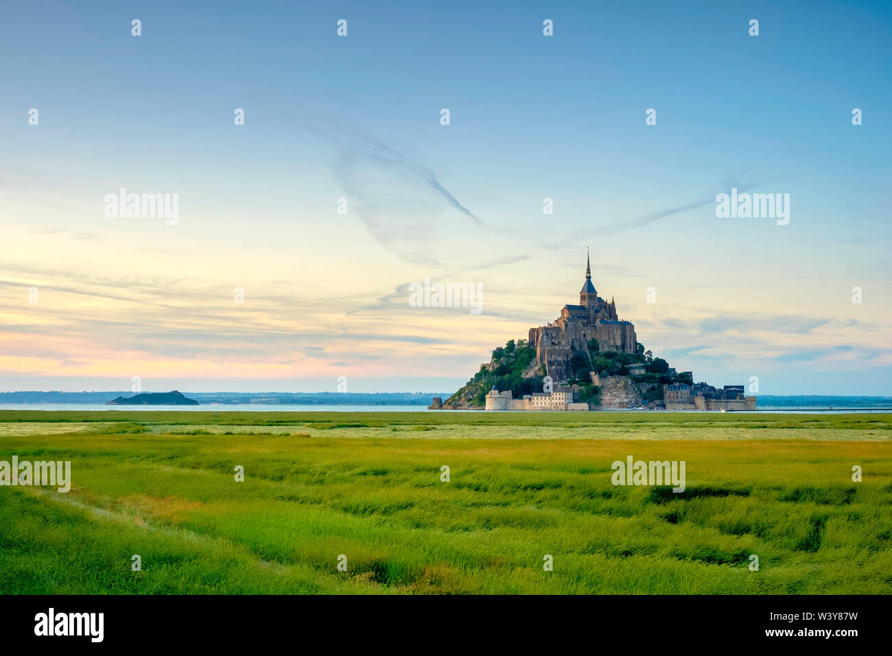 Mont saint michel au coucher du soleil Banque de photographies et d ...