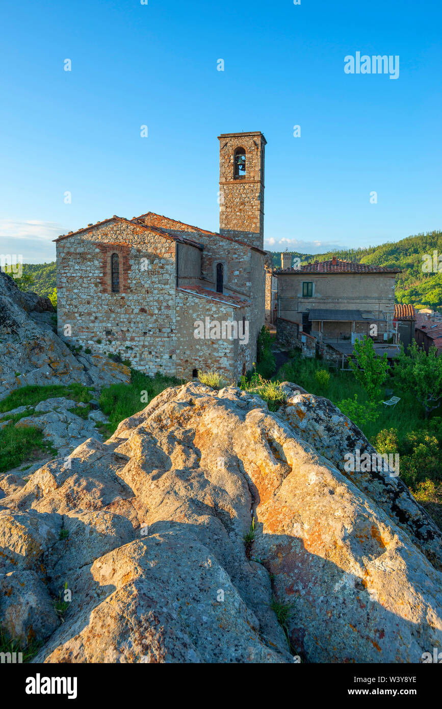 Vue de l'église à Roccatederighi, Roccastrada, Grosseto, la Maremme, Toscane, Italie Banque D'Images