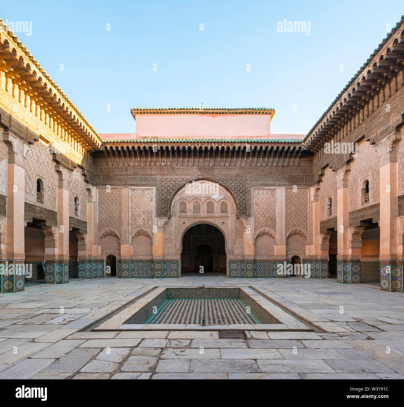 Le Maroc, Marrakech-Safi Marrakesh-Tensift-El Haouz (région), Marrakech. Cour intérieure de la Medersa Ben Youssef, 16e siècle Collège islamique. Banque D'Images