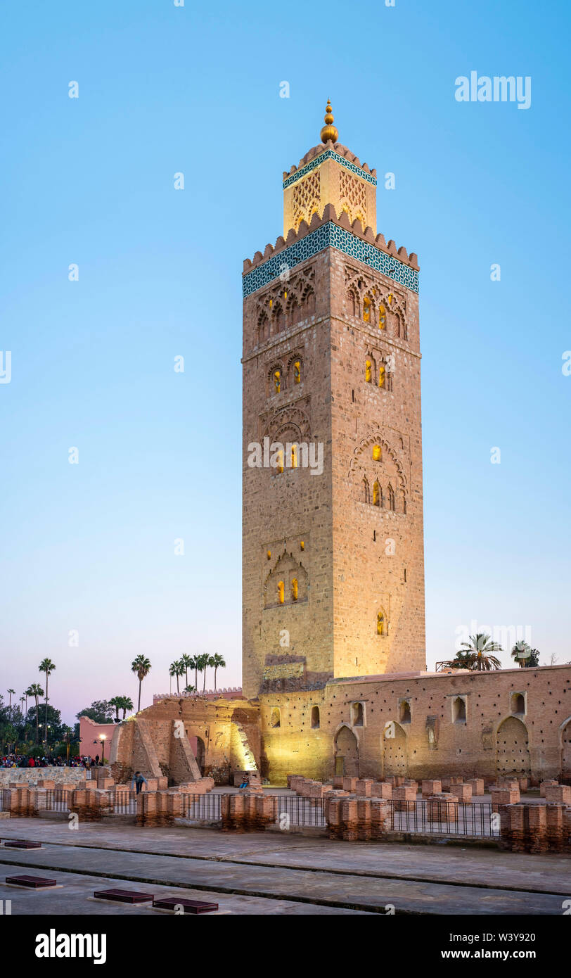 Le Maroc, Marrakech-Safi Marrakesh-Tensift-El Haouz (région), Marrakech. 12e siècle Koutoubia au crépuscule. Banque D'Images