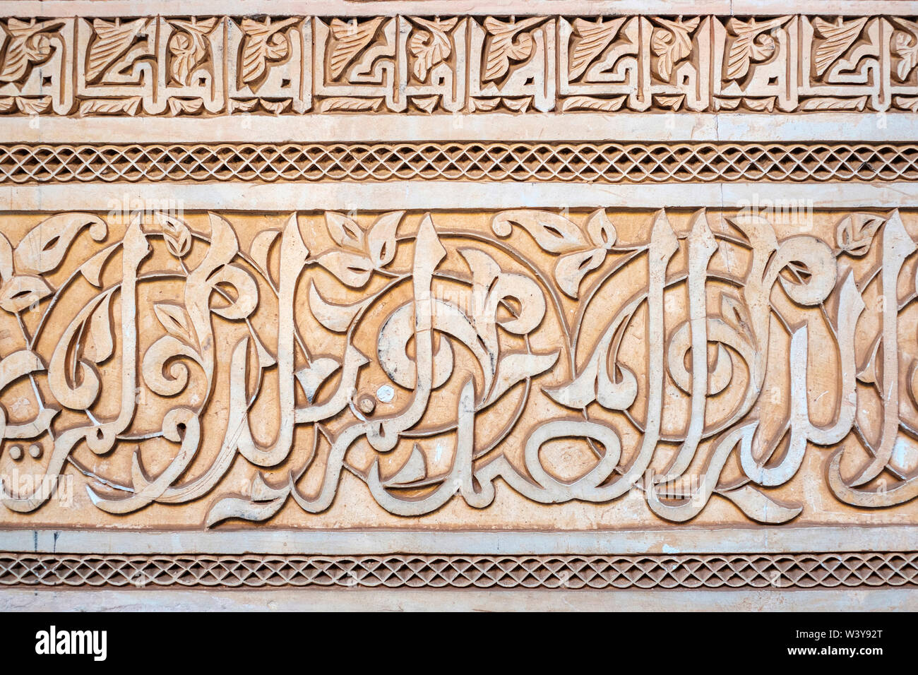 Le Maroc, Marrakech-Safi Marrakesh-Tensift-El Haouz (région), Marrakech. Plâtre sculpté la calligraphie arabe, Medersa Ben Youssef, 16e siècle Collège islamique. Banque D'Images