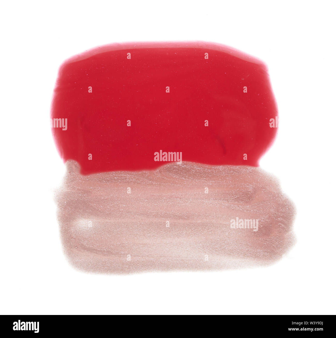 Traits rose doucement et la texture de la peinture acrylique ou brillant à lèvres isolé sur fond blanc Banque D'Images