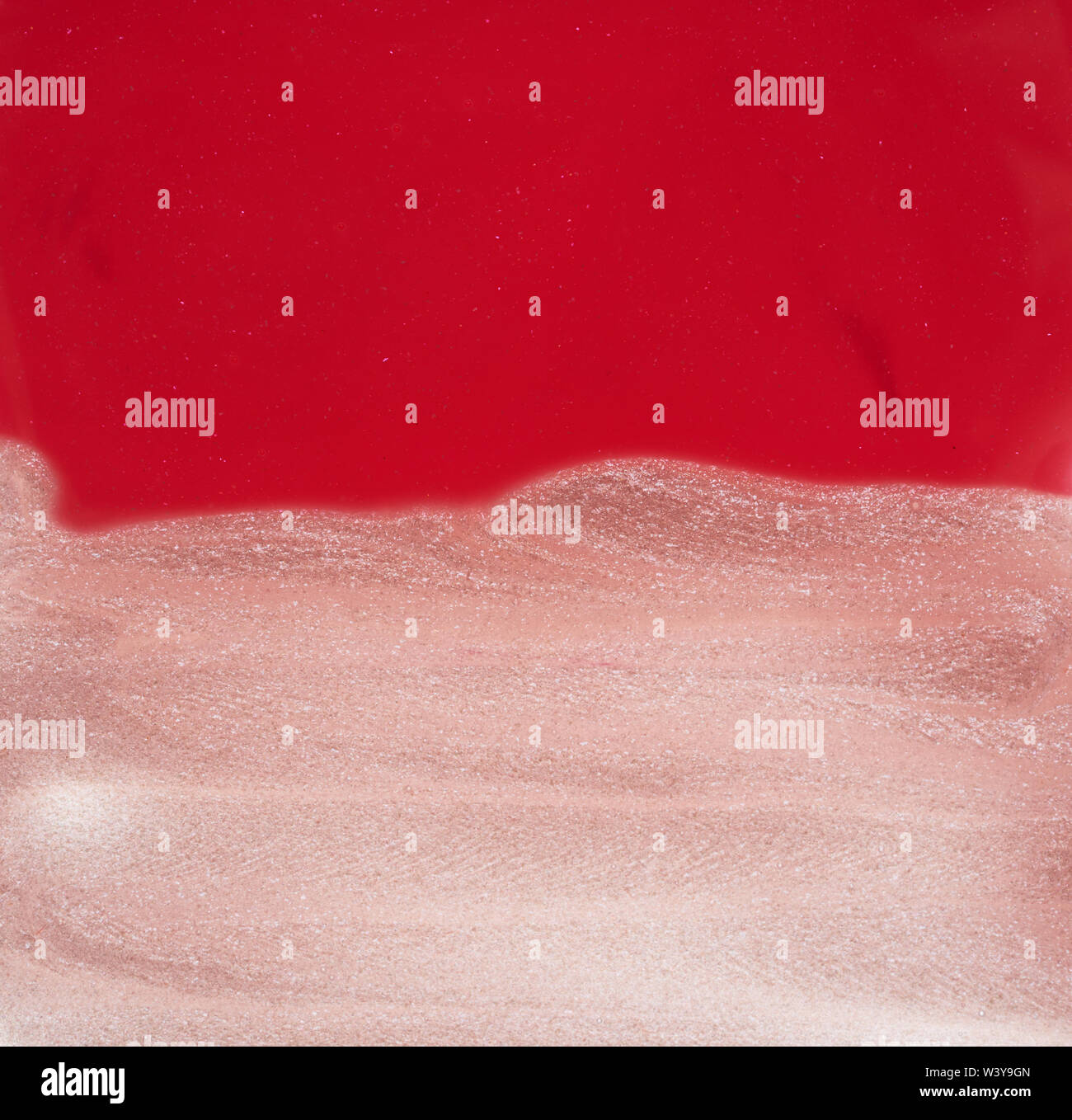 Traits rose doucement et la texture de la peinture acrylique ou brillant à lèvres isolé sur fond blanc Banque D'Images