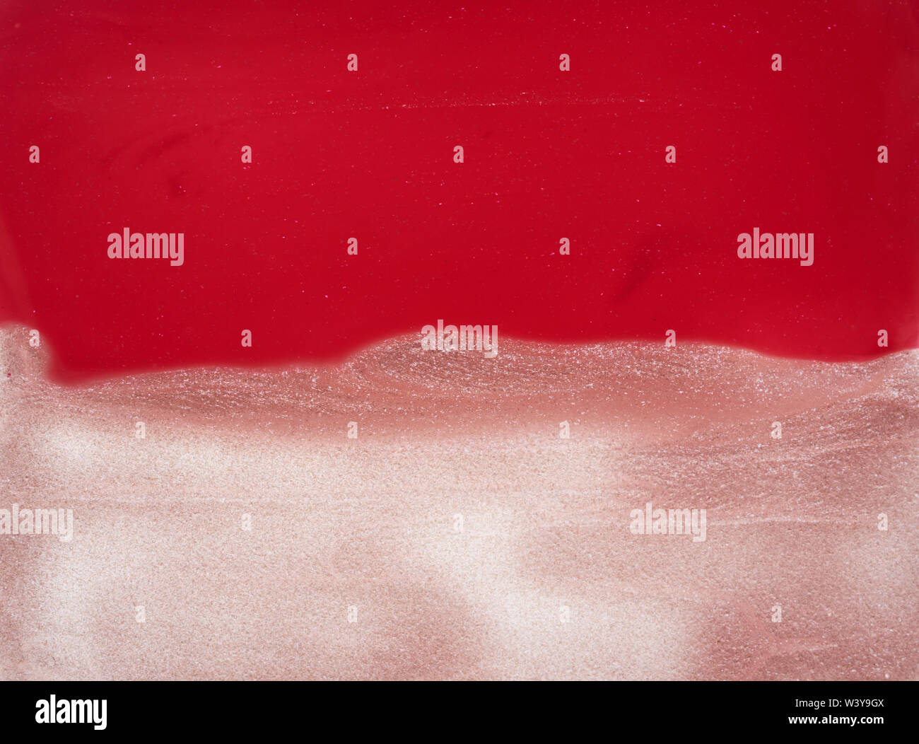 Traits rose doucement et la texture de la peinture acrylique ou brillant à lèvres isolé sur fond blanc Banque D'Images