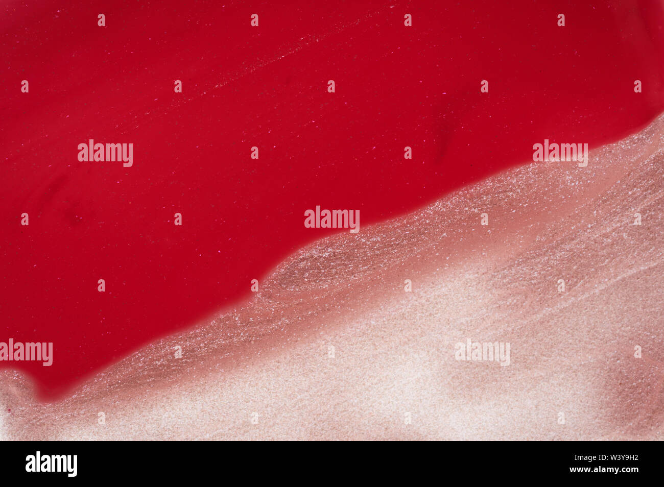 Traits rose doucement et la texture de la peinture acrylique ou brillant à lèvres isolé sur fond blanc Banque D'Images