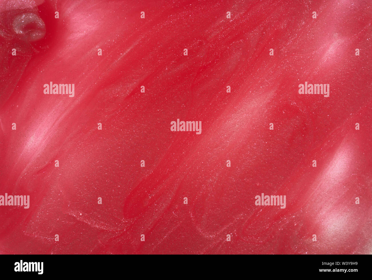 Traits rose doucement et la texture de la peinture acrylique ou brillant à lèvres isolé sur fond blanc Banque D'Images