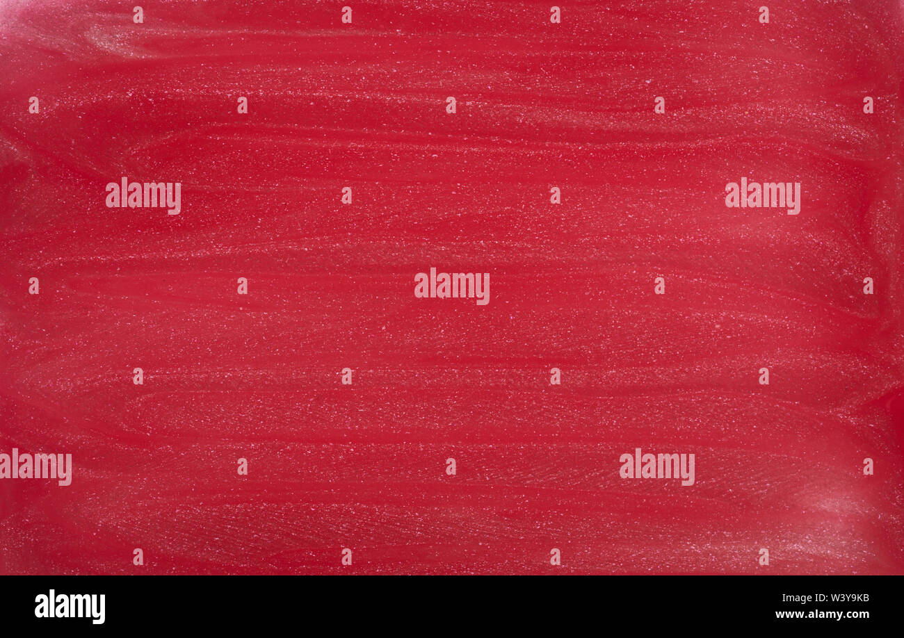 Traits rose doucement et la texture de la peinture acrylique ou brillant à lèvres isolé sur fond blanc Banque D'Images