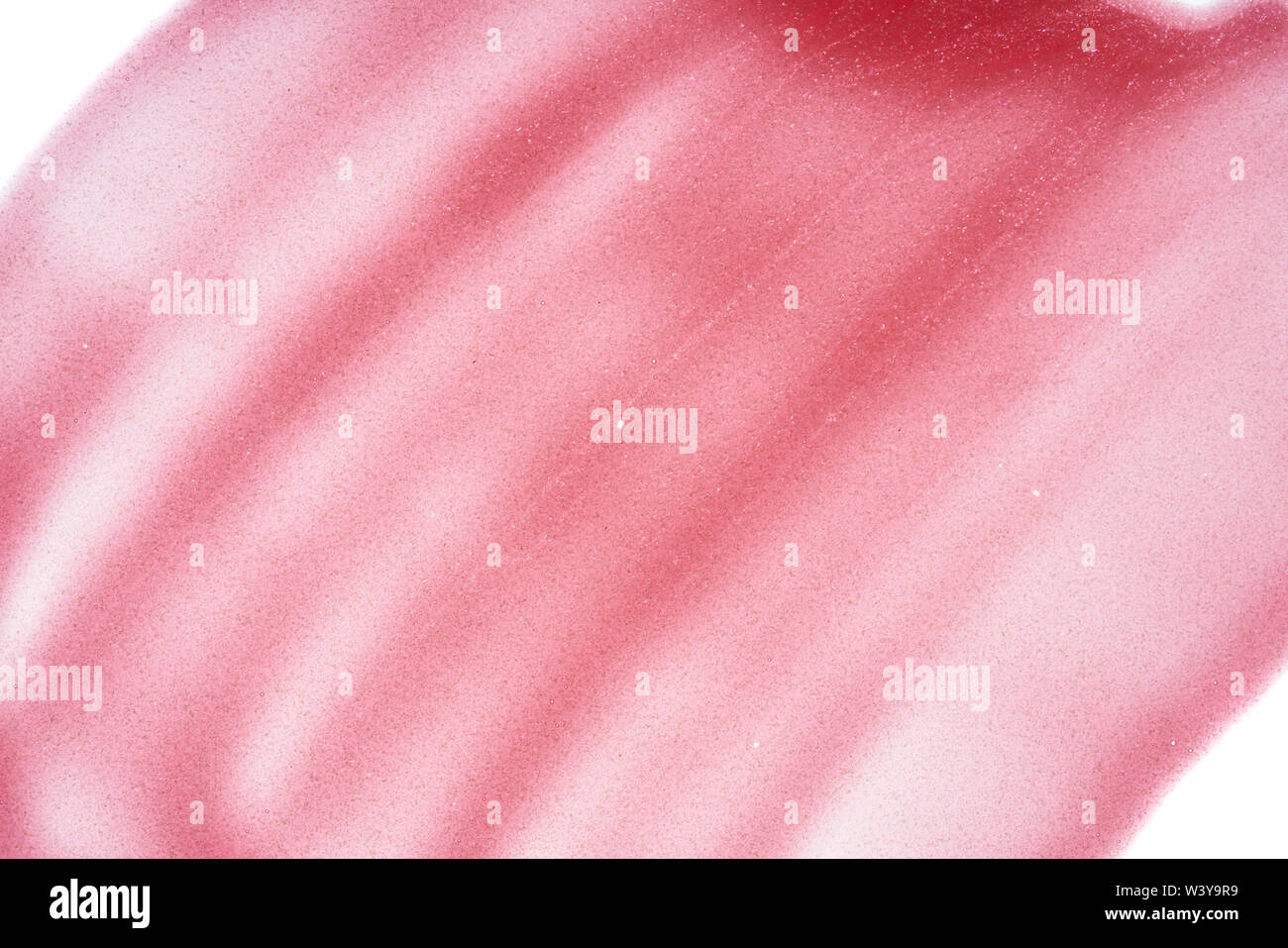 Traits rose doucement et la texture de la peinture acrylique ou brillant à lèvres isolé sur fond blanc Banque D'Images