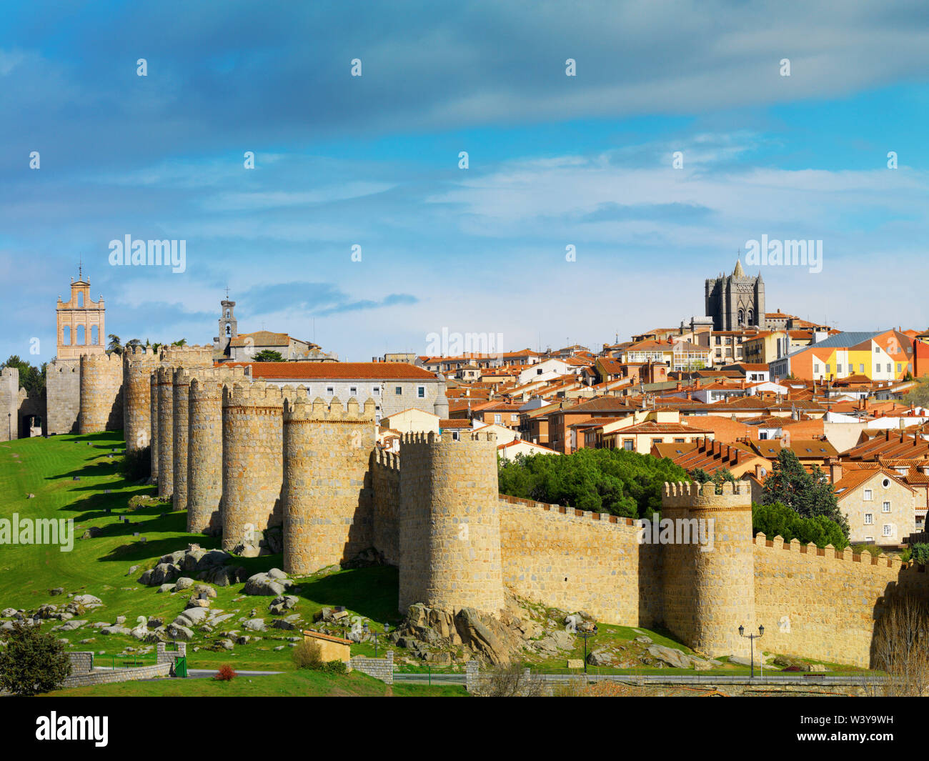 L'Espagne, Castille et Léon, Avila. Des murs autour de la vieille ville, classée au Patrimoine Mondial de l'UNESCO, les remparts du 12e siècle Banque D'Images