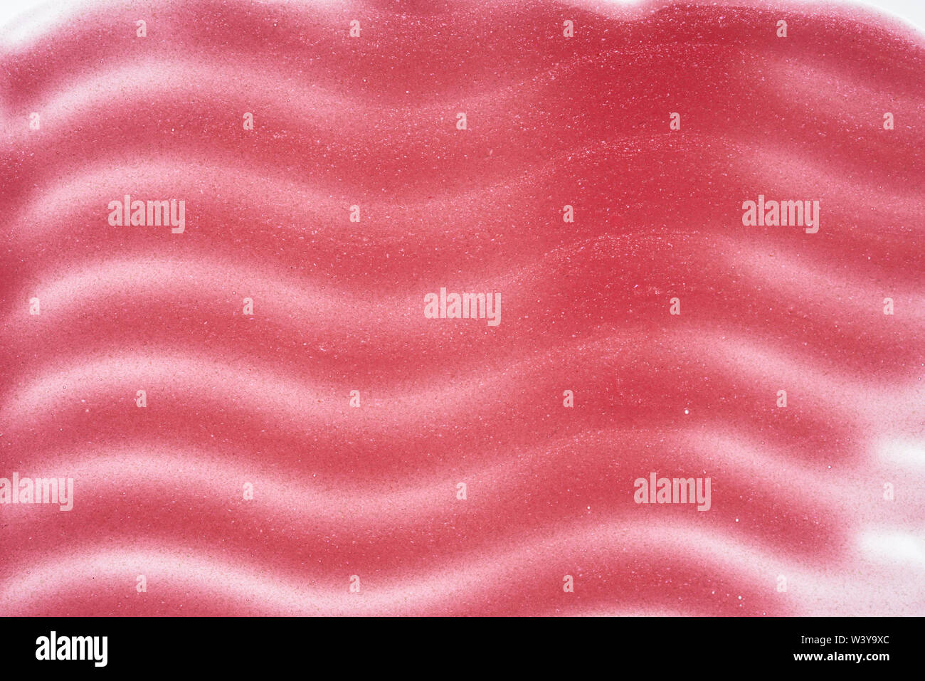 Traits rose doucement et la texture de la peinture acrylique ou brillant à lèvres isolé sur fond blanc Banque D'Images