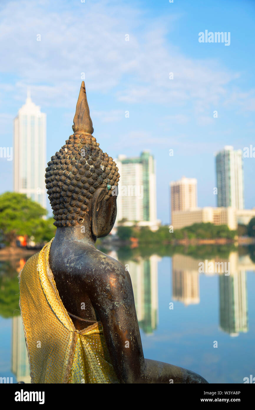 Seema Malakaya statue sur le lac Bere, Colombo, Sri Lanka Banque D'Images