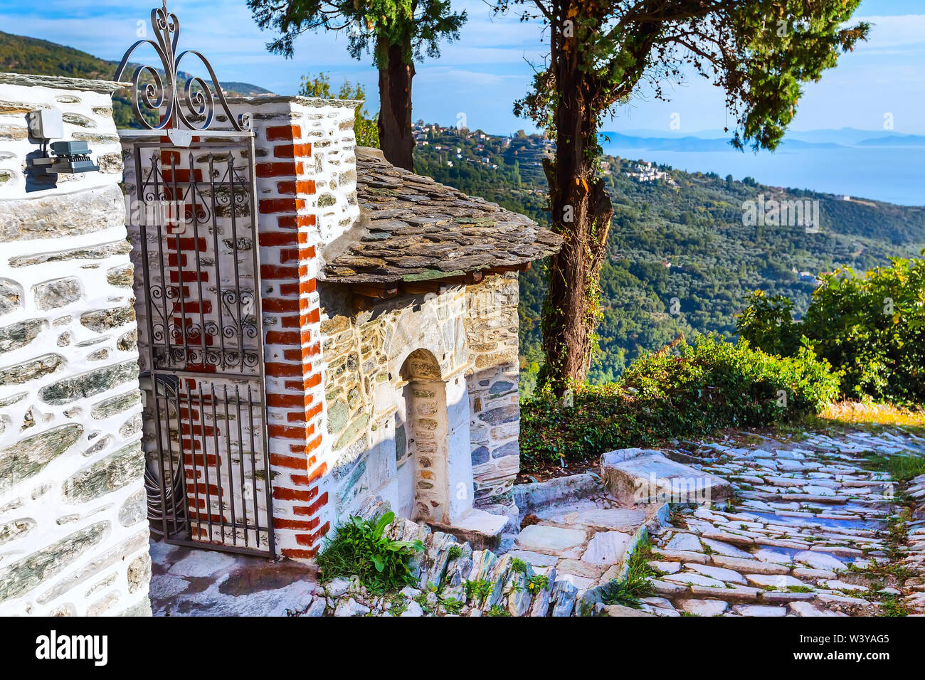 Vue sur la rue au village de Makrinitsa de Pelion, Grèce Banque D'Images