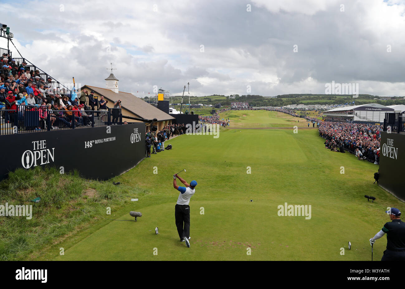 USA's Tiger Woods tees au large de la 1ère lors de la première journée de l'Open Championship 2019 au Club de golf Royal Portrush. Banque D'Images