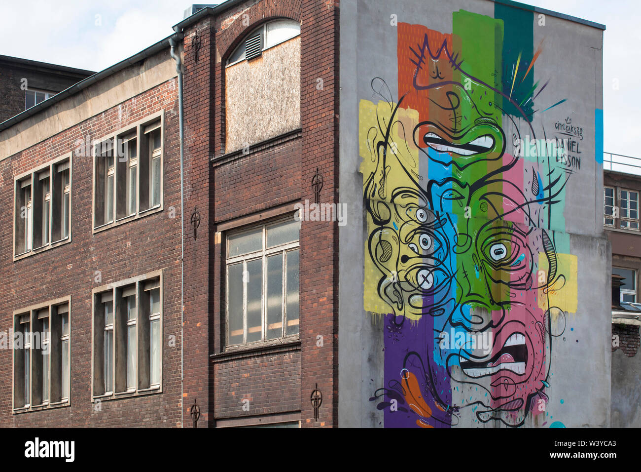La peinture murale de l'artiste Daniel Lisson sur un édifice à l'Deutz-Muelheimer street dans le quartier de Deutz, Cologne, Allemagne. Des graffiti Kuenstl Banque D'Images