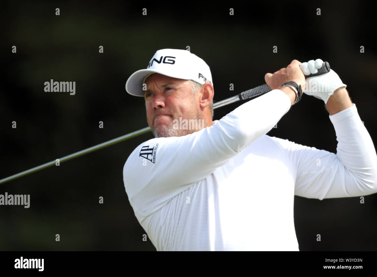 Lee Westwood l'Angleterre tees au large de la 5e au cours de la première journée du championnat ouvert en 2019 au Club de golf Royal Portrush. Banque D'Images