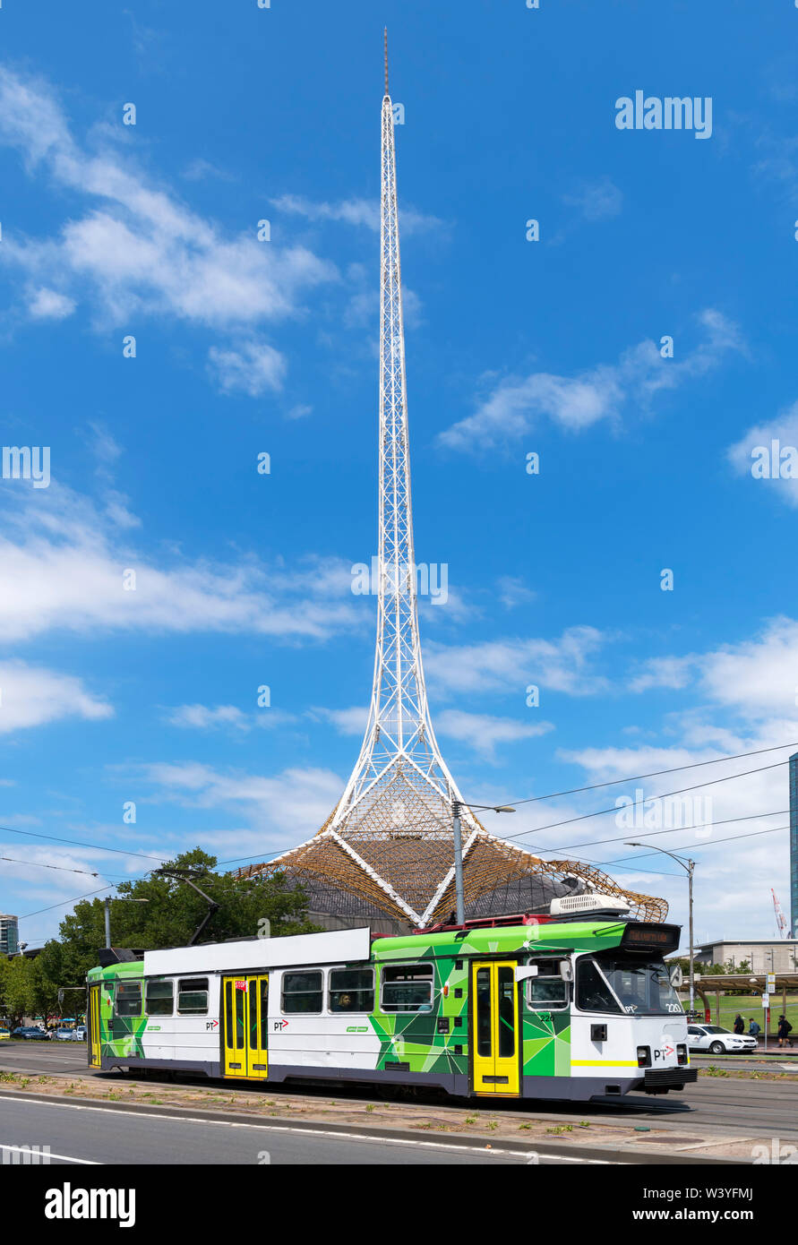 Tramway de Melbourne avec la spirre de l'État derrière le théâtre, St Kilda Rd, Melbourne, Victoria, Australie Banque D'Images