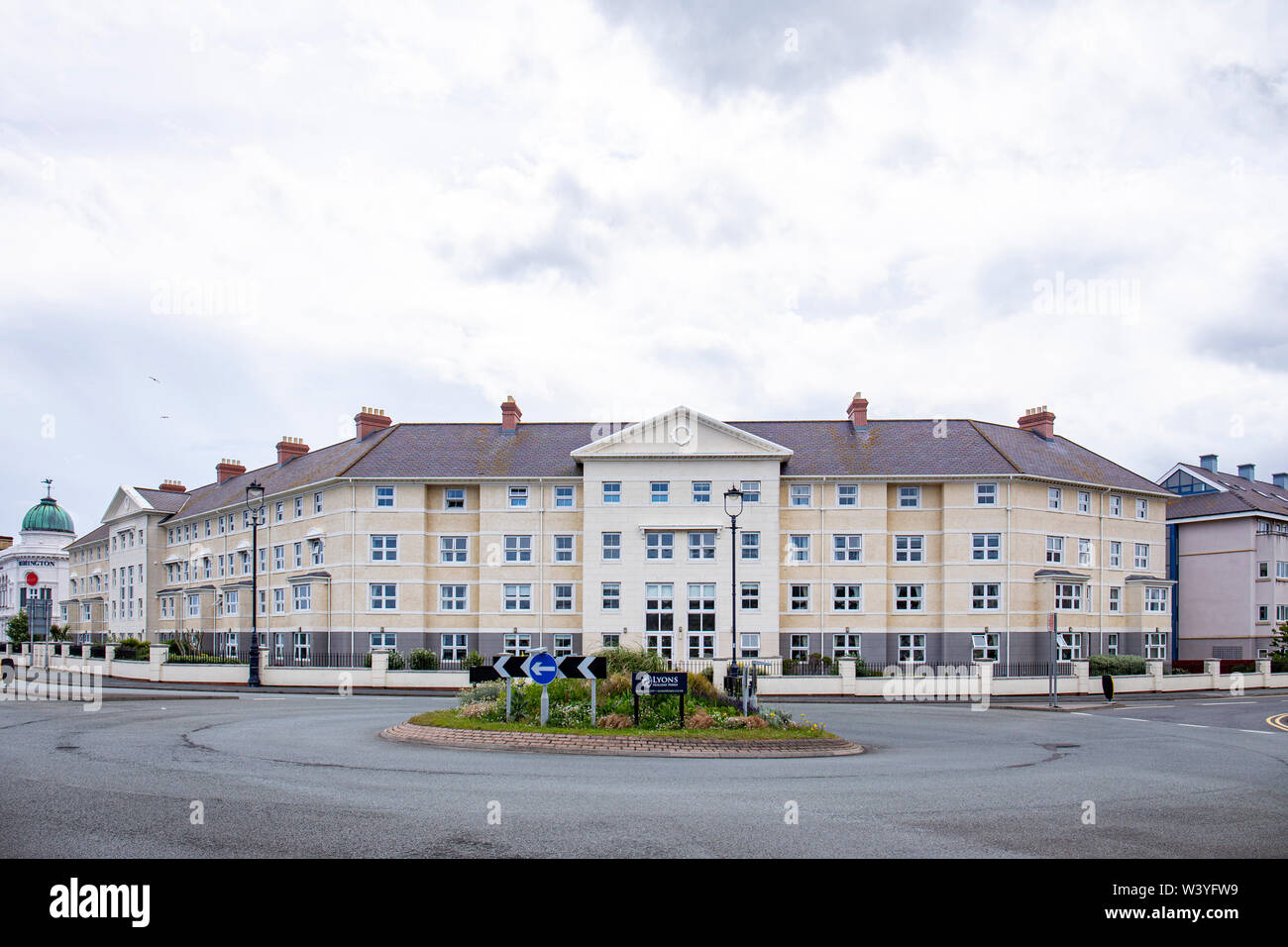 Cwrt Sant Tudno, ancien hôtel, appartements de la retraite maintenant sur le front de mer de Llandudno Conwy Wales UK Banque D'Images
