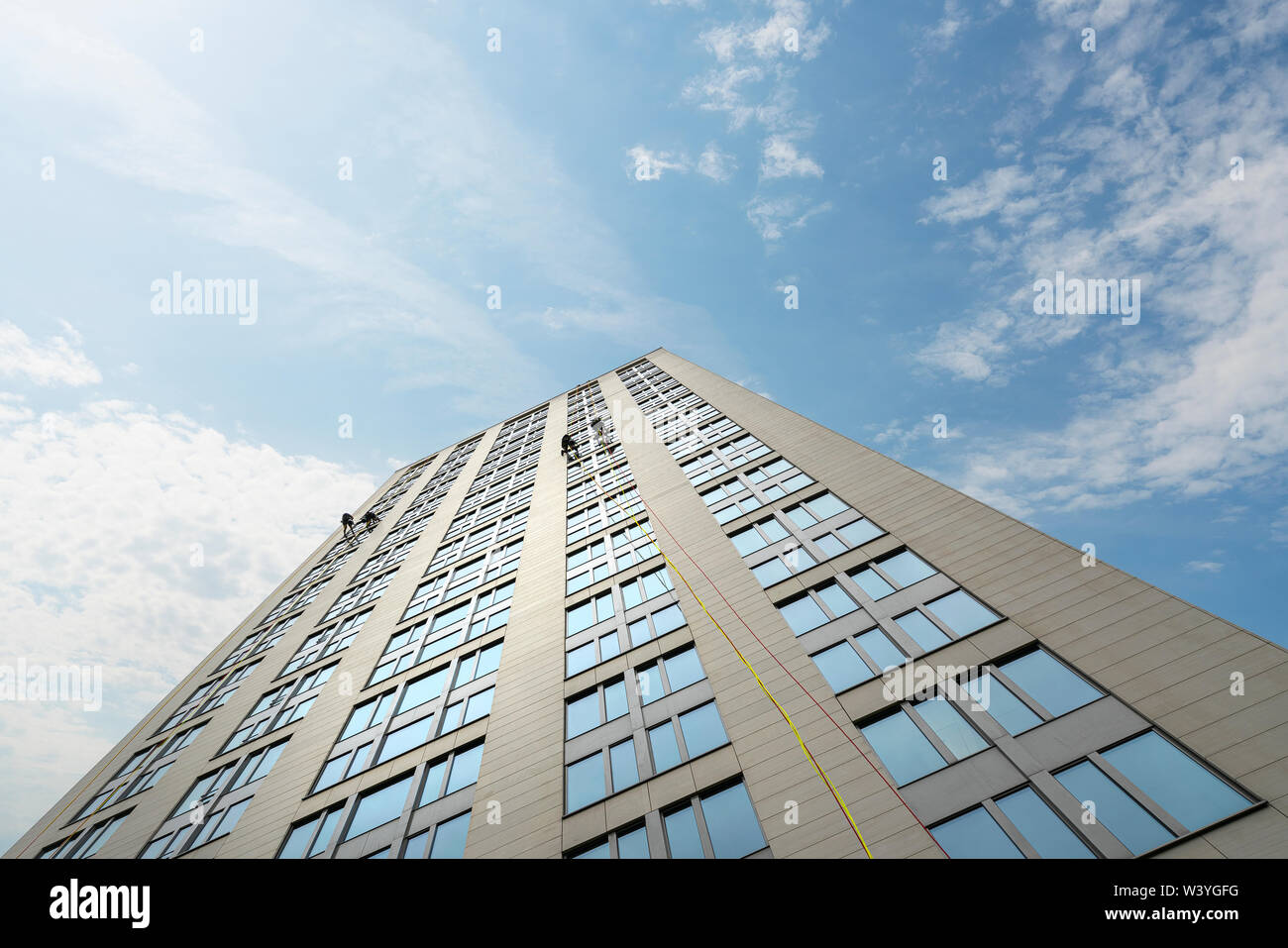 Frankfurt am Main, juillet 2019. Certains travailleurs nettoyant vitre avec une corde suspendue sur un gratte-ciel Banque D'Images