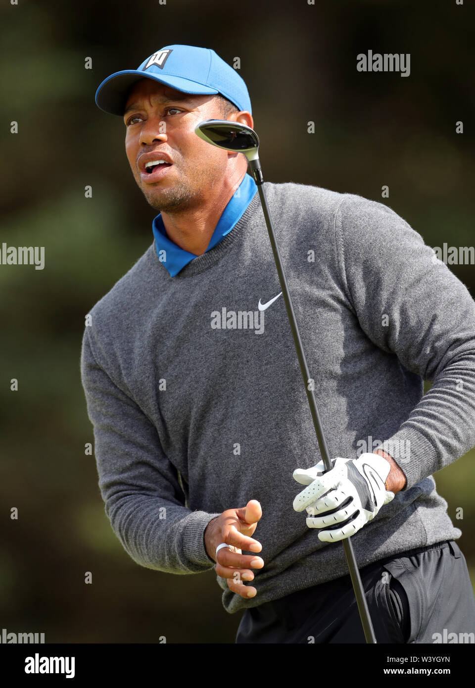 USA's Tiger Woods sur le 5ème tee au cours de la première journée du championnat ouvert en 2019 au Club de golf Royal Portrush. Banque D'Images