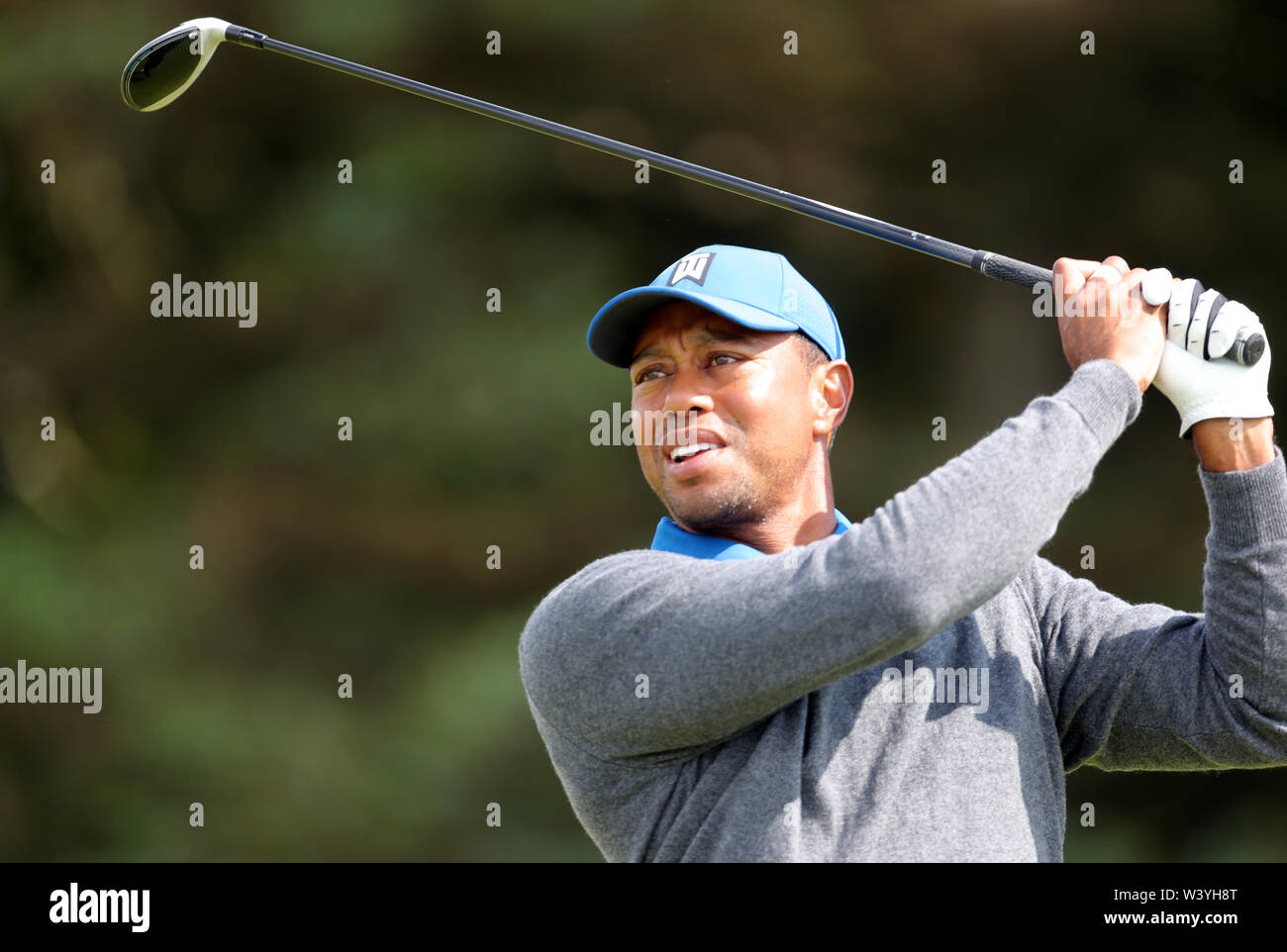 USA's Tiger Woods tees au large de la 5e au cours de la première journée du championnat ouvert en 2019 au Club de golf Royal Portrush. Banque D'Images