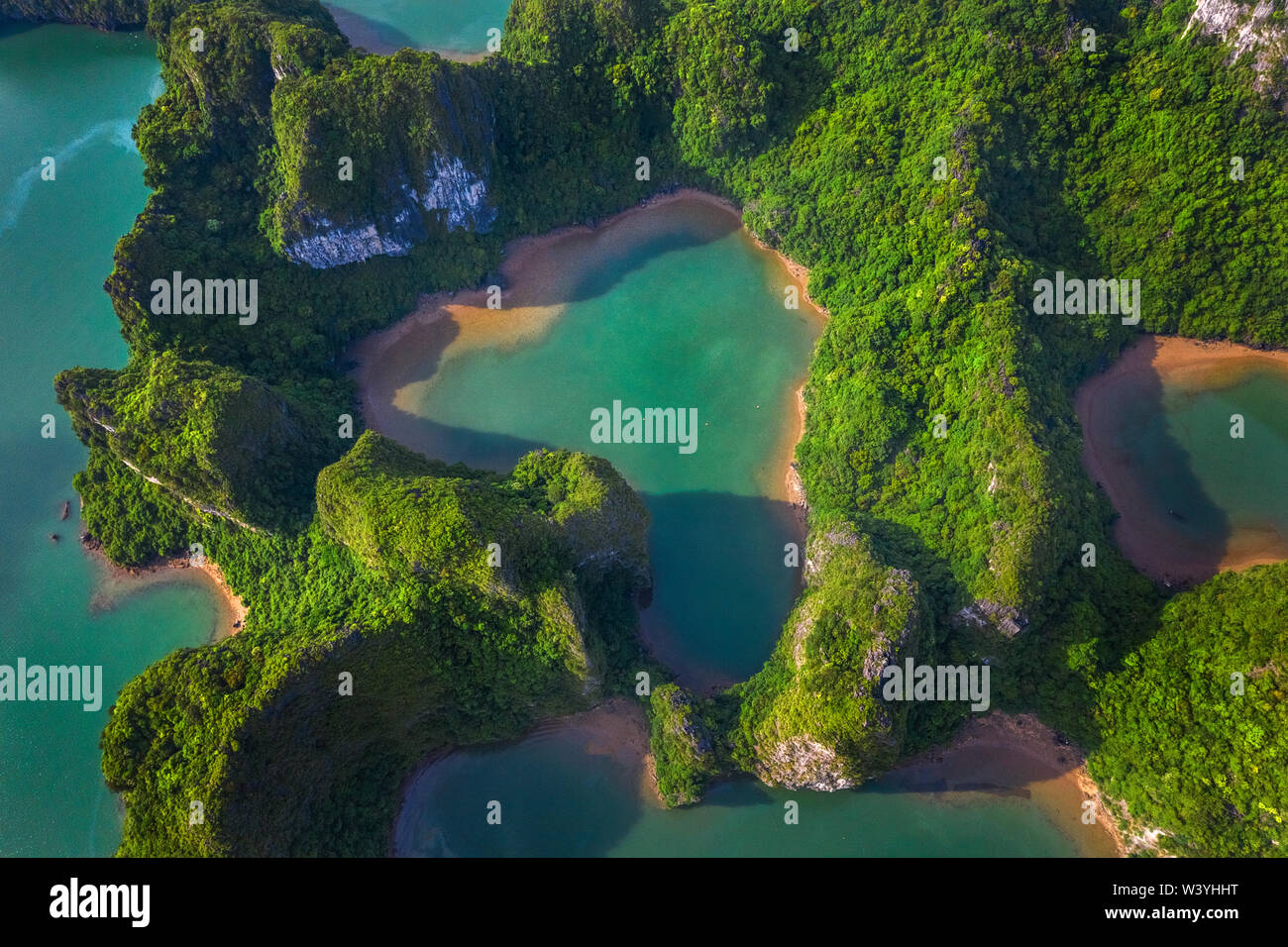 Vue aérienne de la grotte de Luon et Rock Island, la baie d'Halong, Vietnam, Asie du sud-est. UNESCO World Heritage Site. Junk croisière en bateau dans la baie d'Ha Long. Banque D'Images