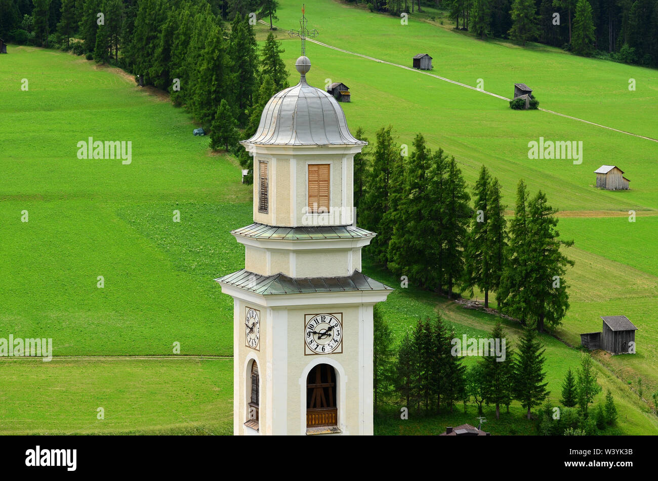 Église de Sesto-Sexten, durant la saison estivale. Val Pusteria, Dolomites. Le Tyrol du Sud en Italie. Banque D'Images