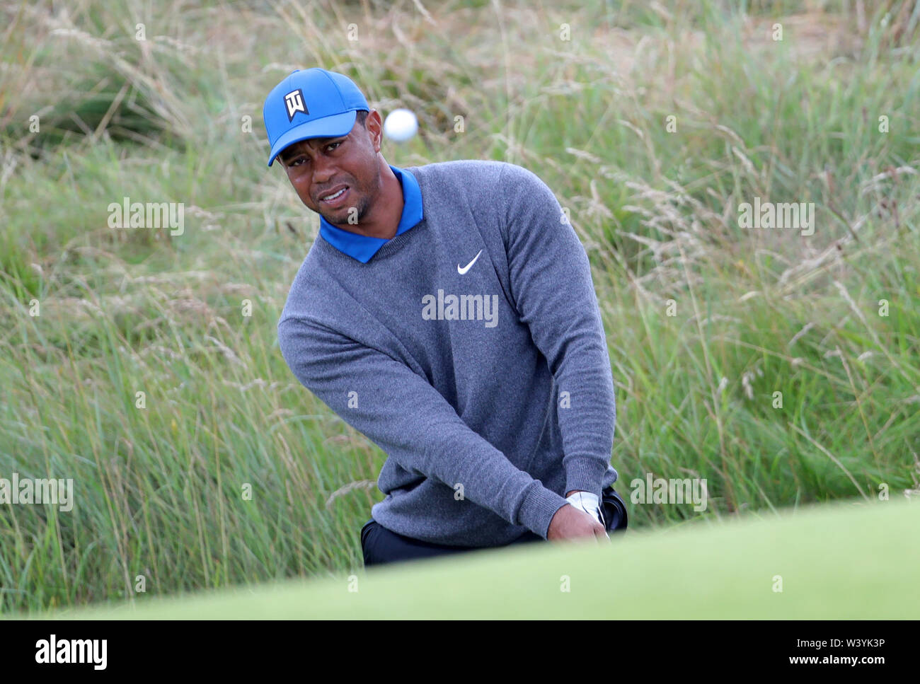 USA's Tiger Woods jetons de la rough sur le 6ème au cours de la première journée du championnat ouvert en 2019 au Club de golf Royal Portrush. Banque D'Images