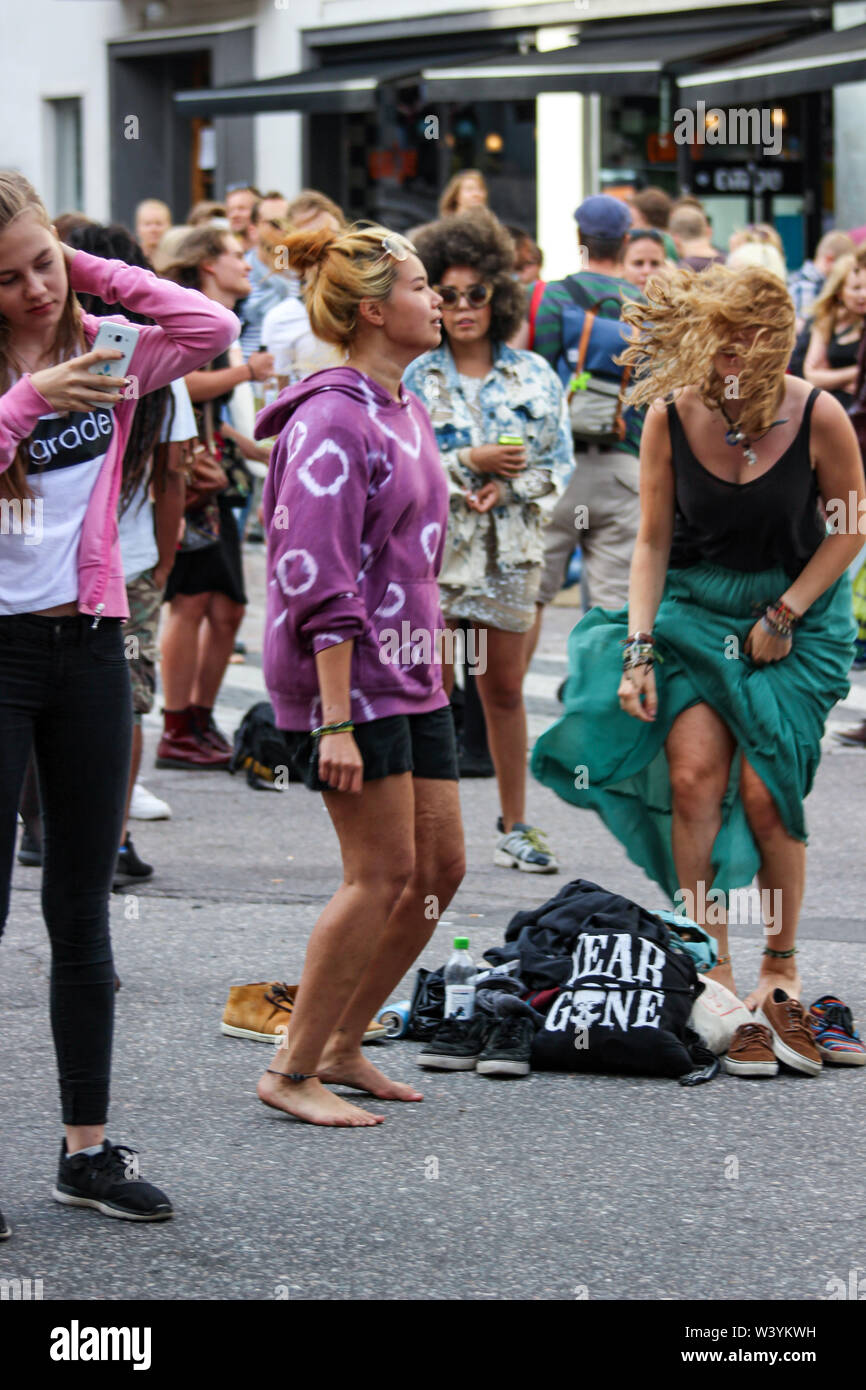 Les jeunes femmes dansant dans la rue au cours de Kallio Block Party 2016 à Helsinki, Finlande Banque D'Images
