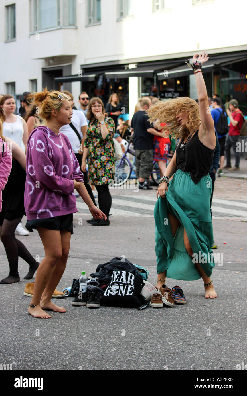 Les jeunes femmes dansant dans la rue au cours de Kallio Block Party 2016 à Helsinki, Finlande Banque D'Images