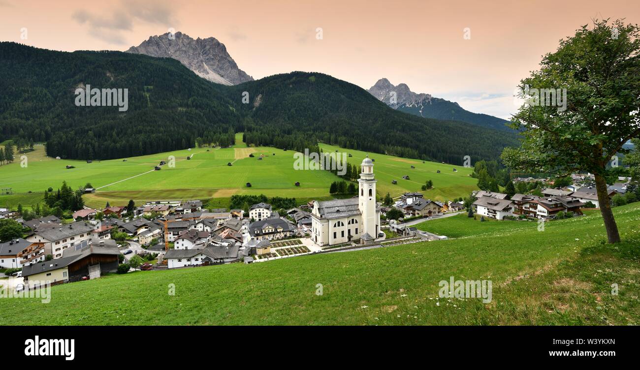 Sesto-Sexten avec son église, durant la saison estivale. Val Pusteria, Dolomites. Le Tyrol du Sud en Italie. Banque D'Images