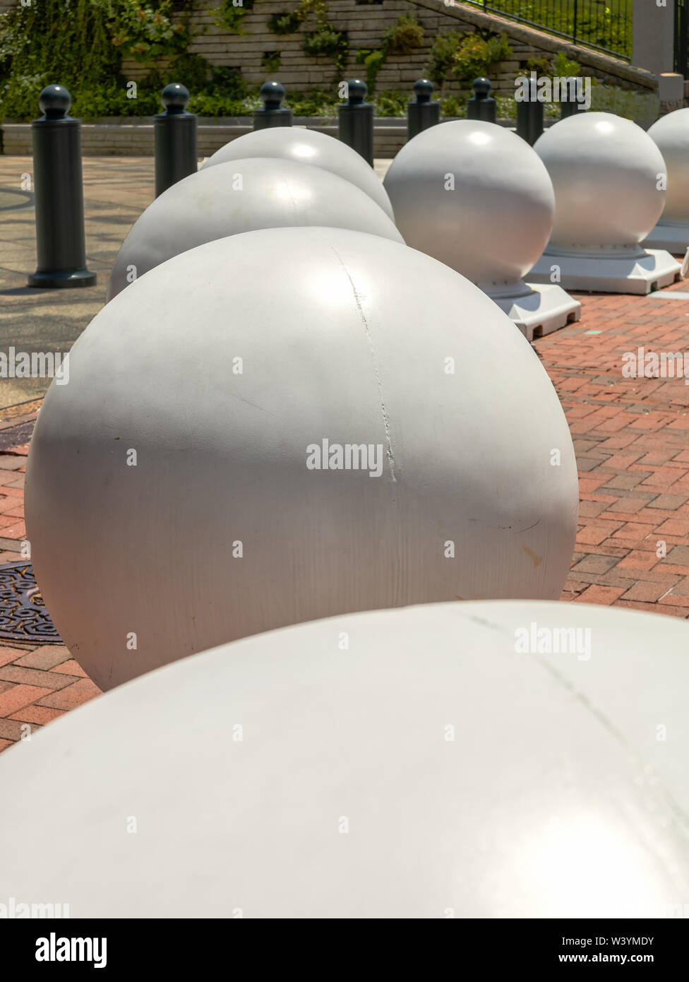 Bornes à la place du Capitole, Richmond, VA - circa 2019. Un bollard est un robuste, court-circuit, montant. Le terme renvoie à l'origine post sur un navire ou Banque D'Images