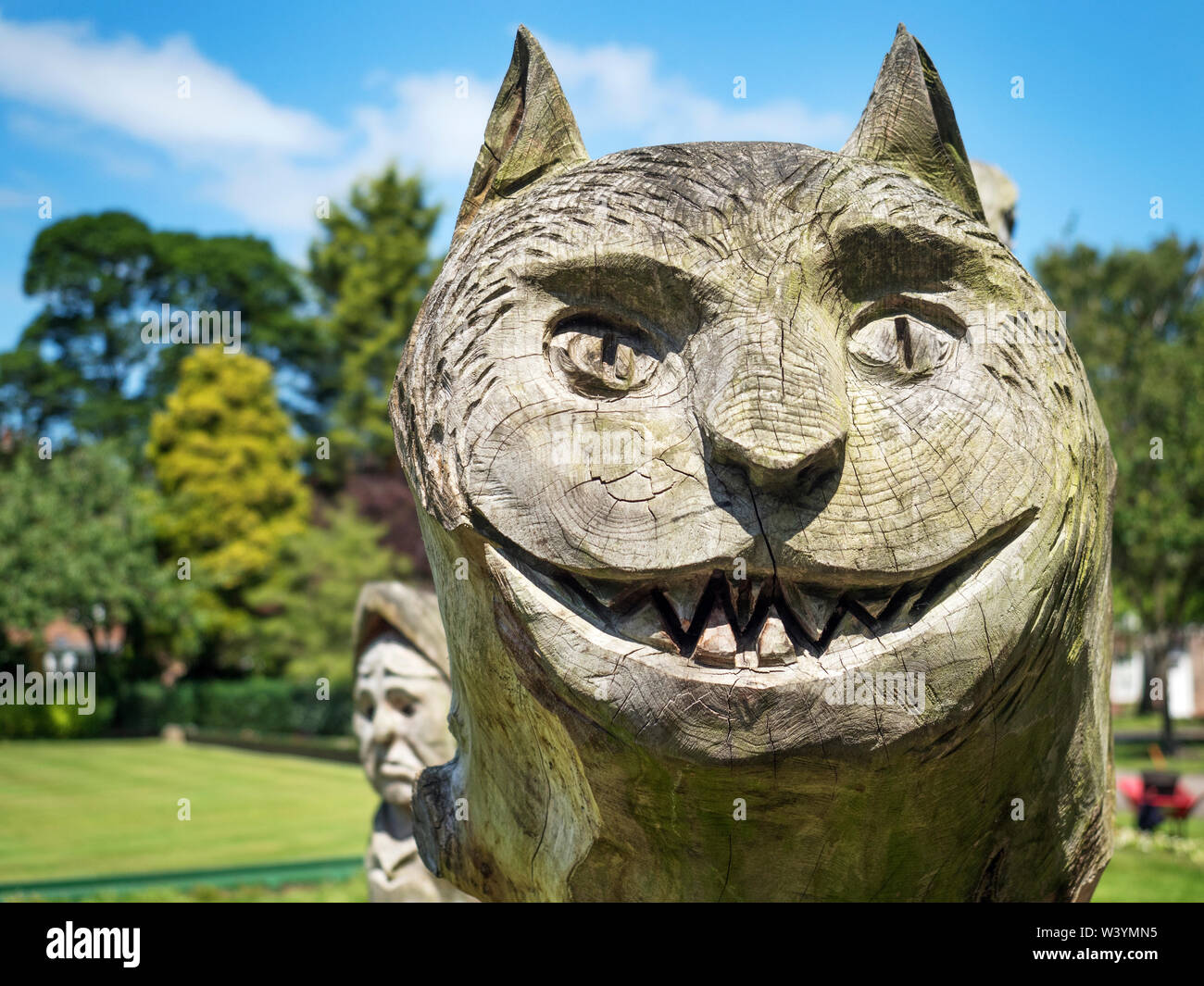 Chat de Cheshire dans Alice au Pays des merveilles de la sculpture en bois dans des jardins Spa Ripon North Yorkshire Angleterre Banque D'Images