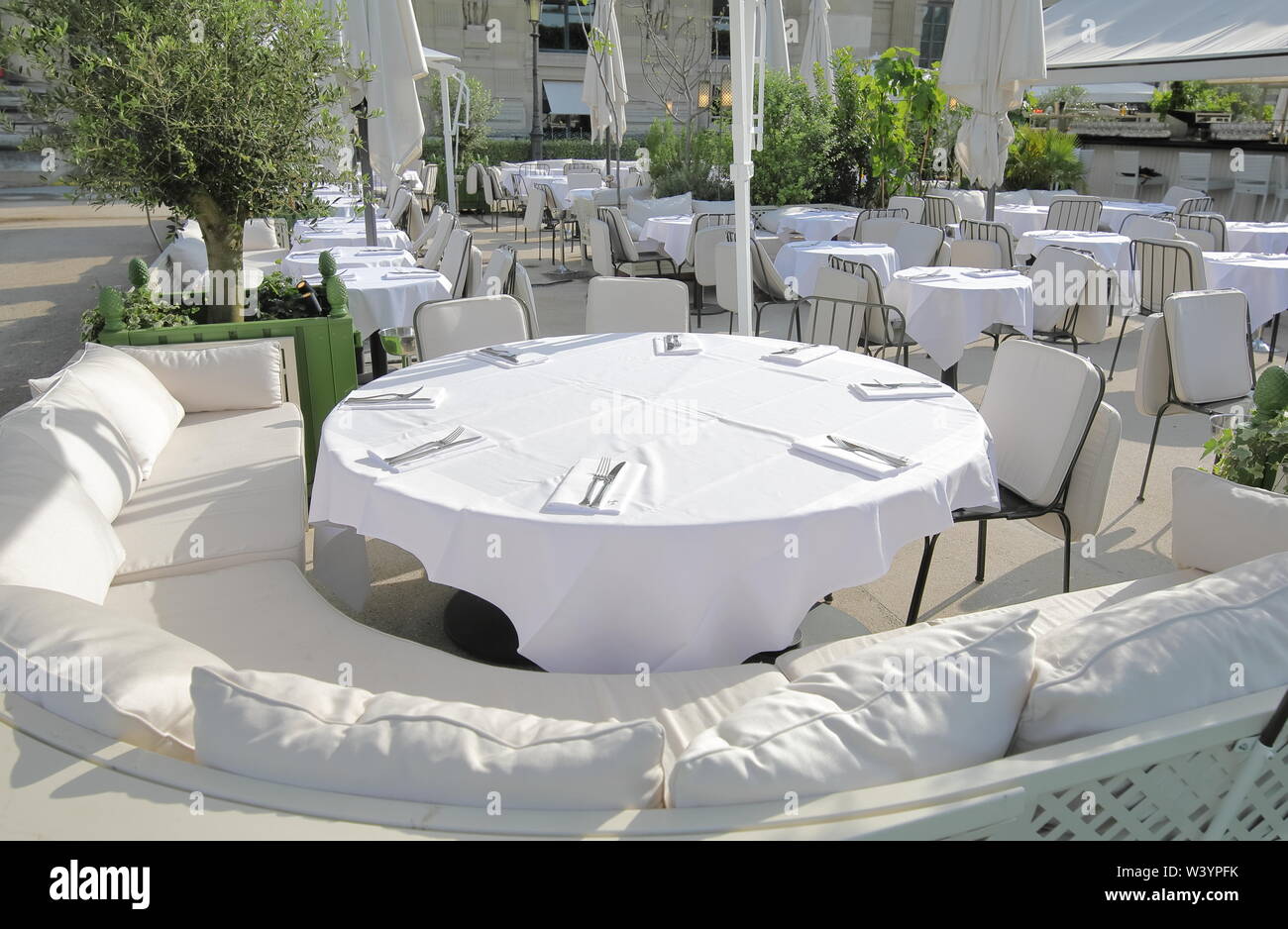 Restaurant Table à manger et chaises à Paris France Banque D'Images