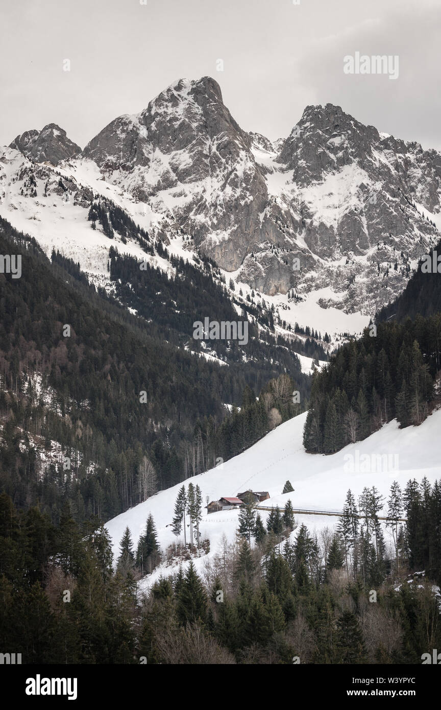 Vue sur les montagnes enneigées en Suisse, Europe Banque D'Images