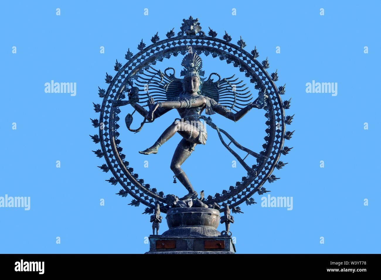 Nataraja, l'inscription du dieu hindou Shiva en tant que danseur extatique cosmique / Lord of the Dance contre le ciel bleu Banque D'Images