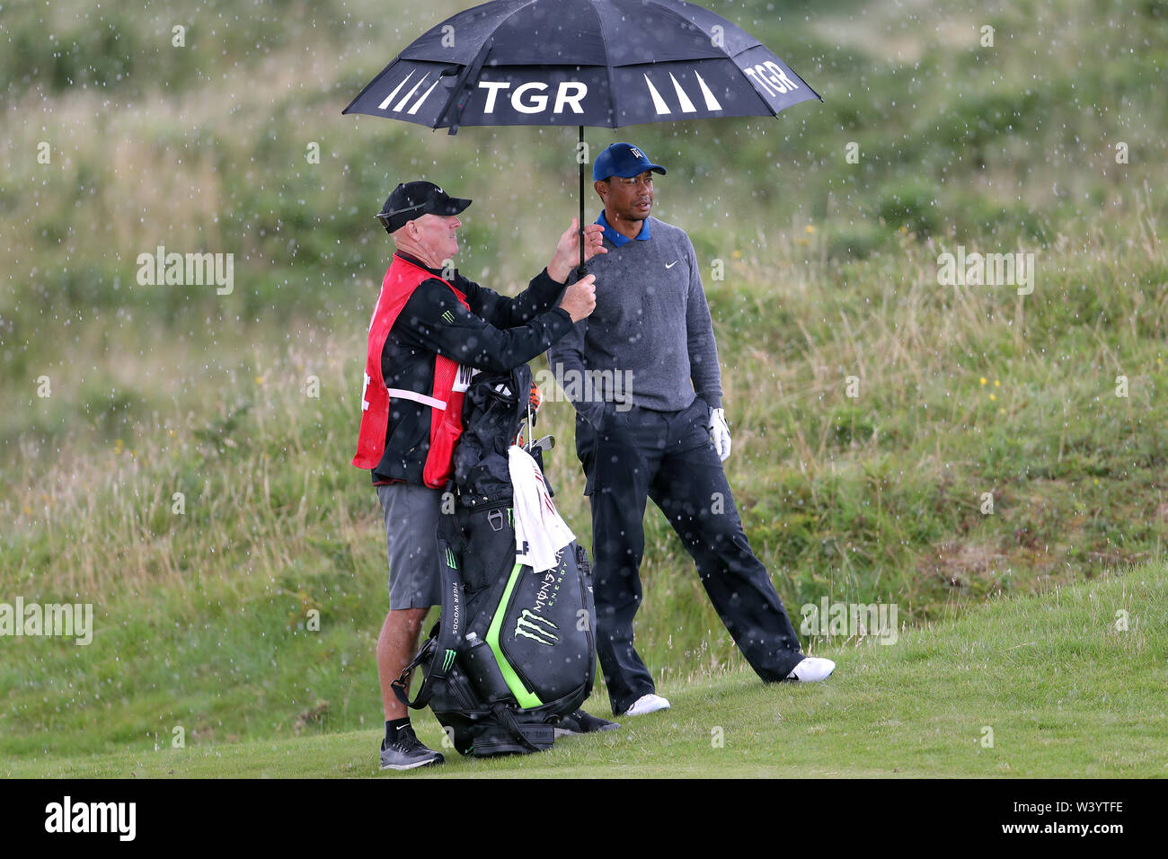 USA's Tiger Woods (à droite) sur le 9e green au cours de la première journée du championnat ouvert en 2019 au Club de golf Royal Portrush. Banque D'Images
