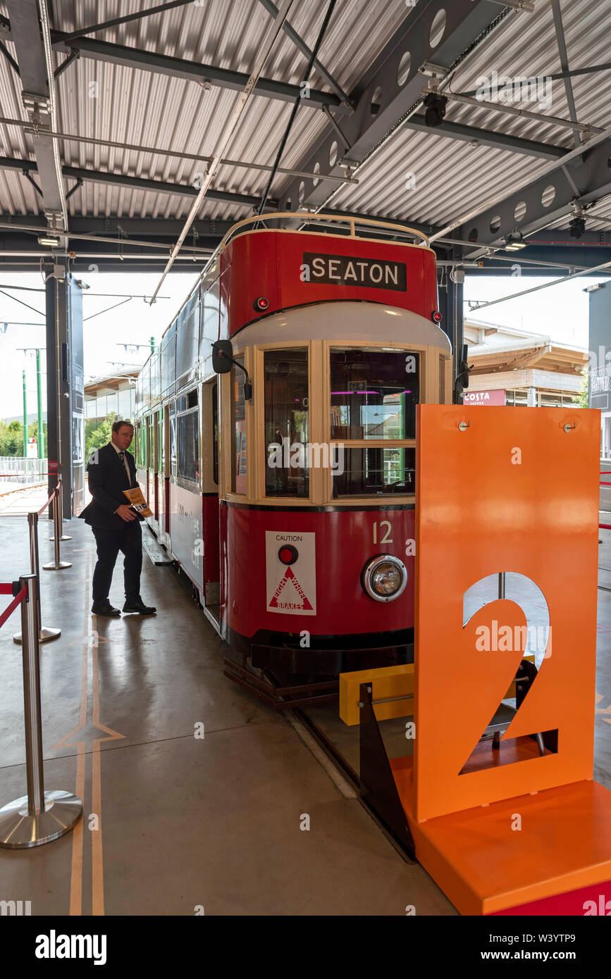 Seaton, Devon, Angleterre, Royaume-Uni. Tramway numéro 12 dans la station de tramway Seaton, la voiture a été construite à Eastbourne et reconstruite comme un open topper en 1980. U Banque D'Images