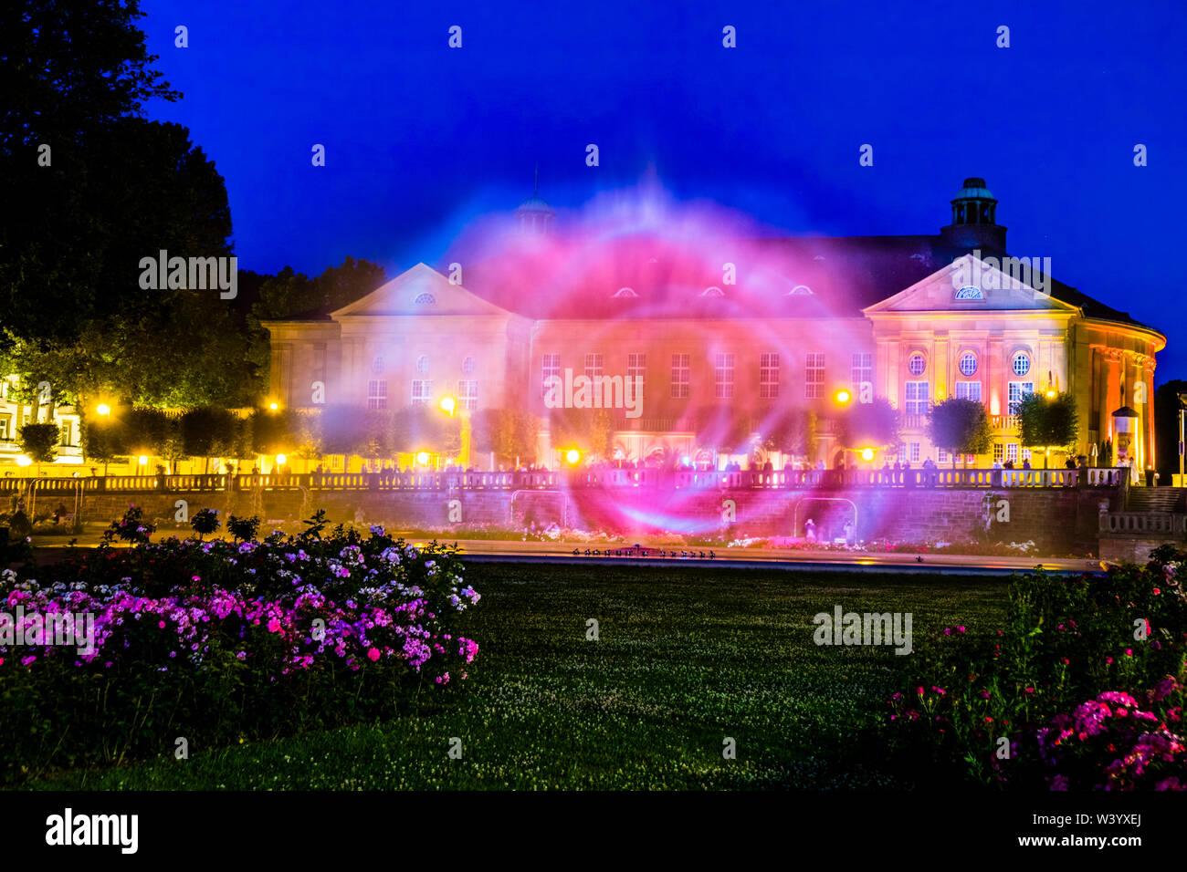 Projection multimédia à la fontaine dans le jardin de roses de Bad Kissingen. Eclairage nocturne à la fontaine du ventilateur à Bad Kissingen, en Allemagne. Banque D'Images