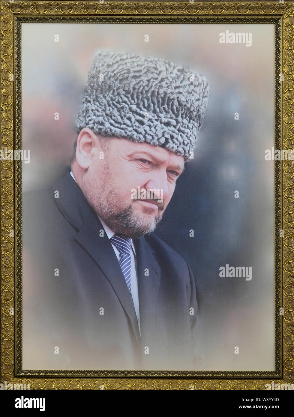 Une photographie d'Akhmad Kadyrov, ancien chef de la République tchétchène affichée à l'Akhmat Kadyrov museum massivement un temple à Akhmat et Ramzan Kadyrov, à Grozny, la capitale de la Tchétchénie dans le District fédéral du Caucase du Nord de la Russie. Banque D'Images