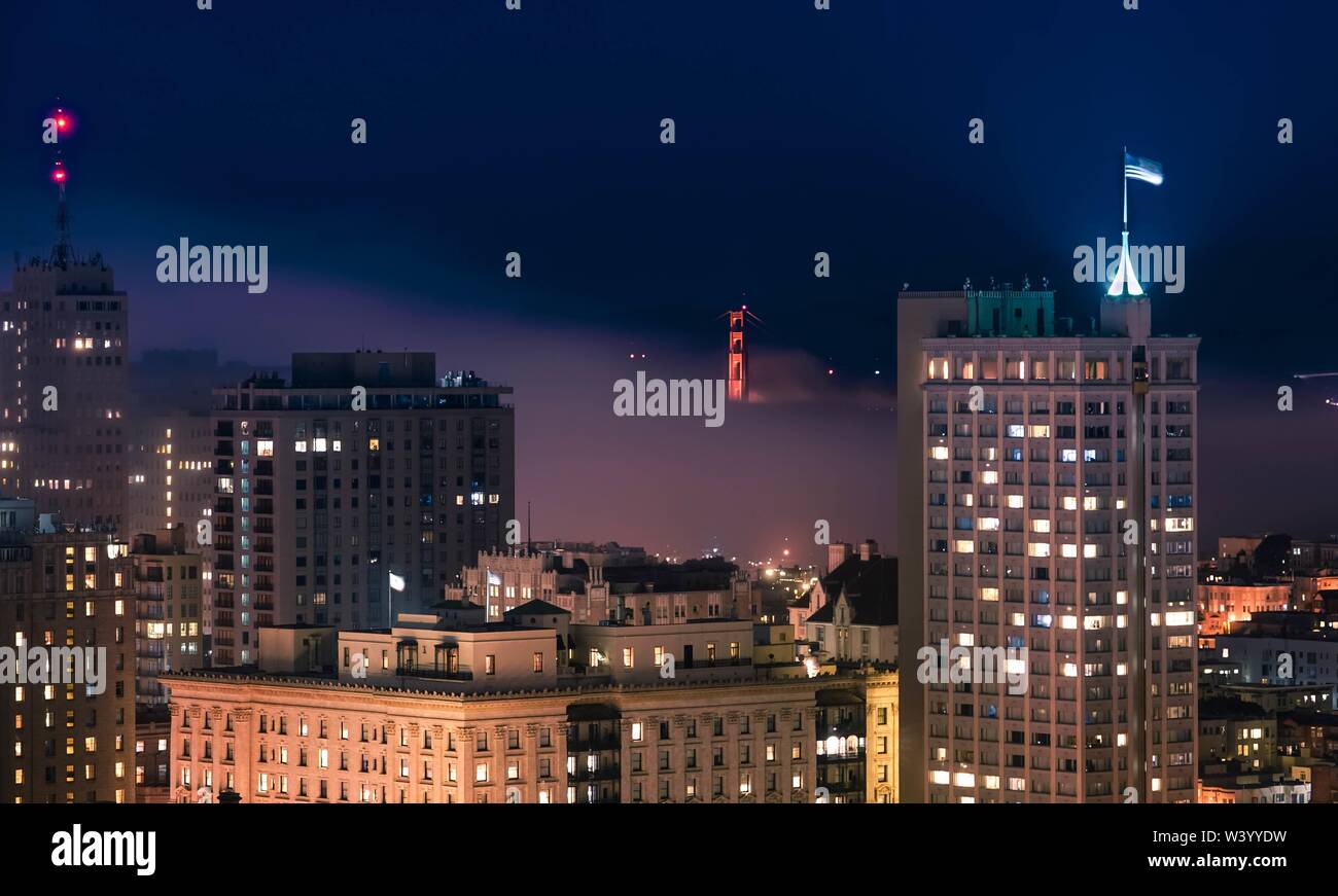 Belle photo du bâtiment du centre-ville de San Fransisco avec le golden gate bridge la nuit Banque D'Images