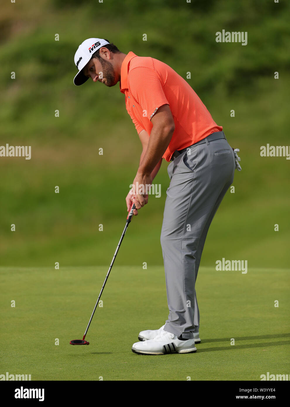 L'Espagne Jon Rahm putts au cours de la première journée du championnat ouvert en 2019 au Club de golf Royal Portrush. Banque D'Images