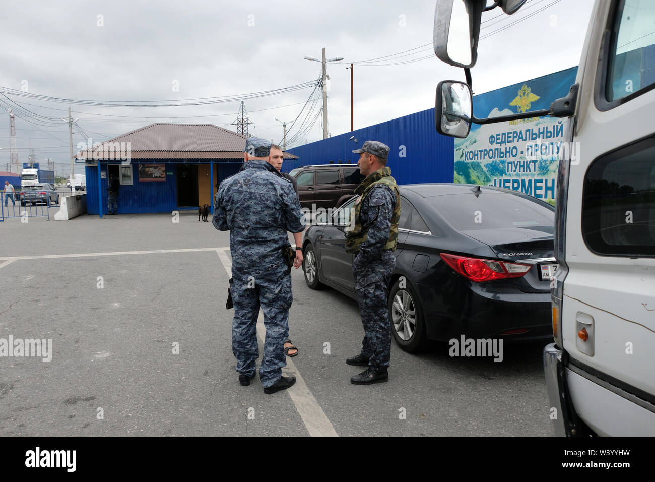 Les agents de police en question un homme à la frontière entre la République d'Ingouchie et de la République d'Ossétie du Nord dans le District fédéral du Caucase du Nord de la Russie Banque D'Images