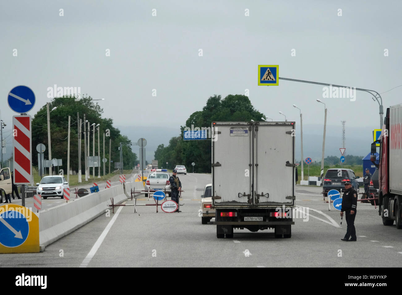 Un contrôle de la police sur l'autoroute du Caucase (Kavkazskiy) Magistral dans la République d'Ossétie du Nord - Alania dans le District fédéral du Caucase du Nord de la Russie Banque D'Images